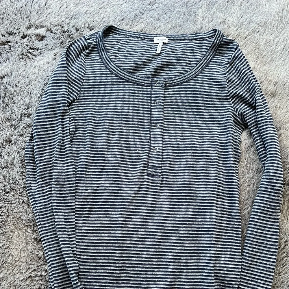 Splendid Striped Henley
Grey + navy waffle fabric with snaps - Picture 4 of 4